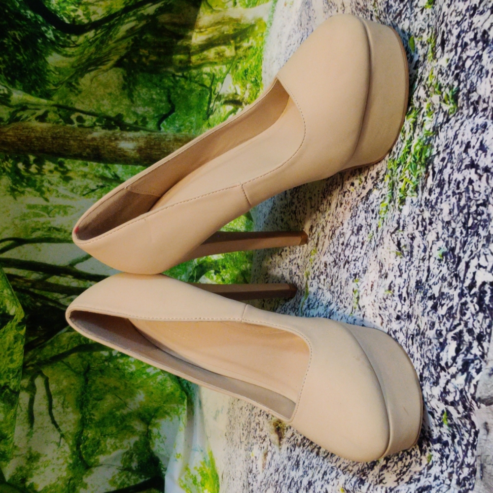 Charlotte Russe Size 8 Platform